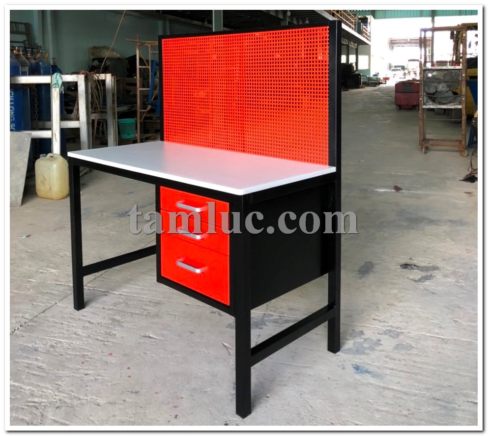Bàn thao tác có kệ