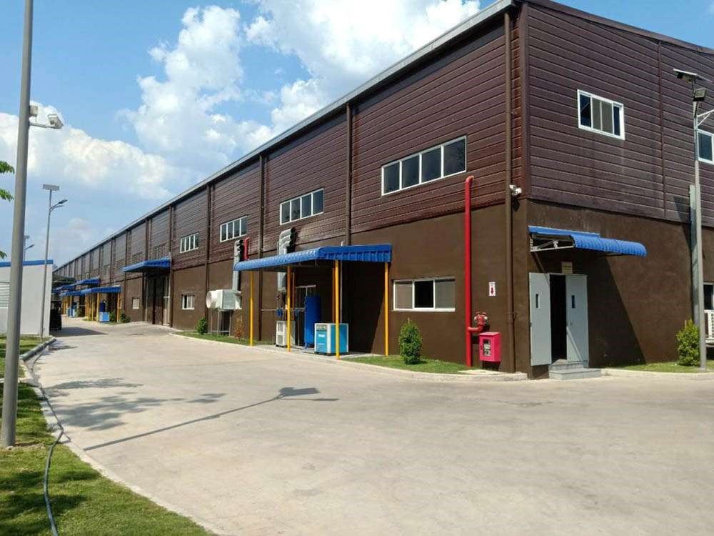 Cửa sổ tại nhà xưởng lấy ánh sáng và thông gió.